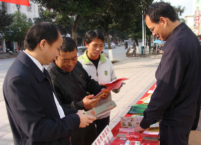 普法宣傳進(jìn)萬家，法治煙草促和諧——各地?zé)煵莶块T多形式開展“12·4”國(guó)家憲法日法制宣傳活動(dòng)